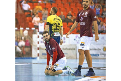 Turrado y Nico, desolados al final del partido.-JOSÉ C. CASTILLO / PHOTOGENIC