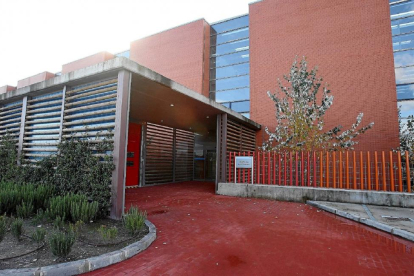 Acceso a urgencias del Hospital Universitario Río Hortega-EL MUNDO