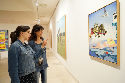 Beatriz Pastrana y Ana Redondo contemplan las obras expuestas-E.M.