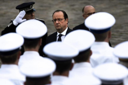 El presidente francés, Francois Hollande, en la ceremonia de homenaje a los agentes policiales asesinados por un yihadista.-EFE / ETIENNE LAURENT