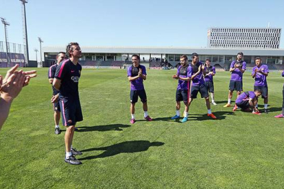La plantilla del Barça aplaude a Luis Enrique por su 45º cumpleaños antes de empezar el entrenamiento.-Foto:   FC BARCELONA