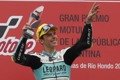 Joan Mir celebra en el podio su victoria en Moto3 en el GP de Argentina.-EFE