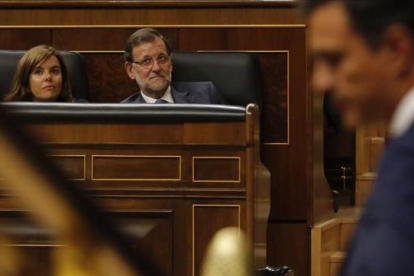 Sánchez interviene en el Congreso ante Rajoy y Santamaría, el pasado mes de agosto.-AGUSTÍN CATALÁN