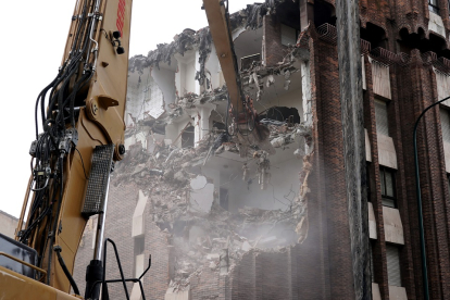 Demolición de la residencia de las Hermanas Oblatas, en Valladolid.- ICAL
