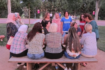 Un grupo de mujeres de diferentes países comparten sus vivencias en la ciudad.-EUROPA PRESS