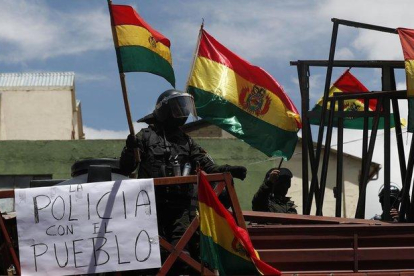 Policías amotinados contra Evo Morales, cerca del palacio presidencial en La Paz.-AP / JUAN KARITA