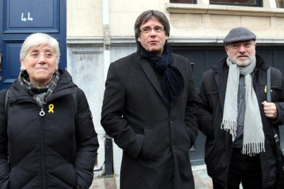 Carles Puigdemont junto a Clara Ponsatí y Lluís Reig, en Bruselas.-LAURA POUS (ACN)