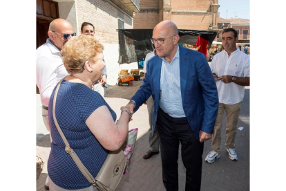 El presidente de la Diputación de Valladolid, Jesús Julio Carnero, visita el municipio de Alaejos.-ICAL