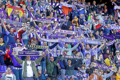 Aficionados del Real Valladolid en Zorrilla en el partido contra el Athletic.-J. M. LOSTAU