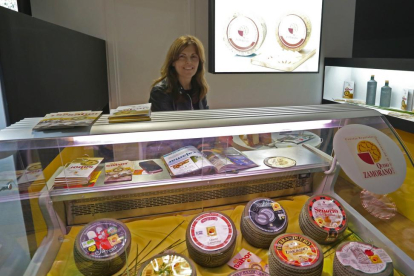La secretaria de D.O.P, Francisca Huerta, muestra sus quesos zamoranos en Alimentaria 2016-ICAL