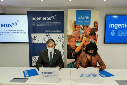 Firma del convenio de colaboración entre el vicedecano del ingenierosVA, Óscar García y de la presidenta de Unicef CyL, María Eugenia García.- ICAL