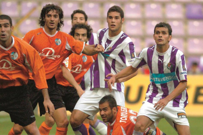Un joven Mario Suárez (centro) y De la Cuesta, durante el Real Valladolid 2 - Salamanca 3 de la 06-07. M-Montse Álvarez