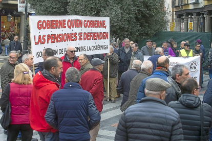 Los pensionistas durante la manifestación de ayer en la plaza de Fuente Dorada.-ICAL