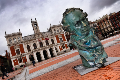 Réplica del galardón de los premios Goya en la plaza Mayor de Valladolid. -ICAL