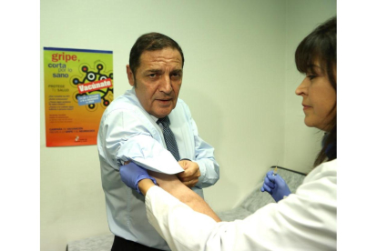 El consejero de Sanidad, Antonio Sáez, acude a vacunarse contra la gripe.-ICAL
