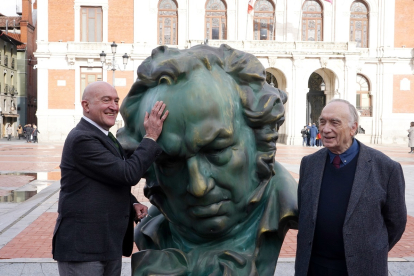 El alcalde de Valladolid, Jesús Julio Carnero, junto al presidente de la Academia de Cine, Fernando Méndez-Leite, con la estatua de los Goya en la plaza Mayor de Valladolid. -ICAL