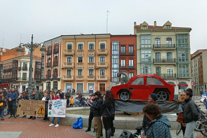 Participantes en la manifestación en Valladolid en defensa de los carriles bus y bici. EUROPA PRESS