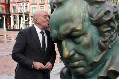 El alcalde de Valladolid, Jesús Julio Carnero, junto al presidente de la Academia de Cine, Fernando Méndez-Leite, con la estatua de los Goya en la plaza Mayor de Valladolid. -ICAL