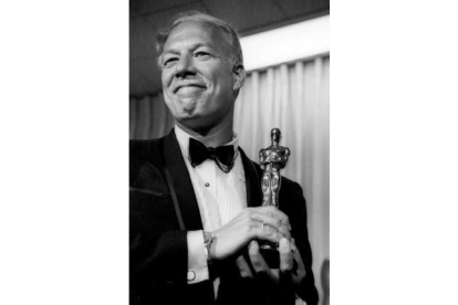 George Kennedy, con el Oscar al mejor actor de reparto por 'La leyenda del indomable', en 1968.-AP / ARCHIVO