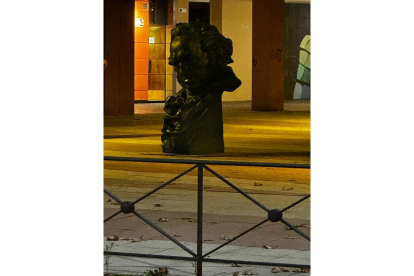 Estatuilla de Goya en la plaza Ribera de Castilla de Valladolid ya descubierta. -ANTONIO47001