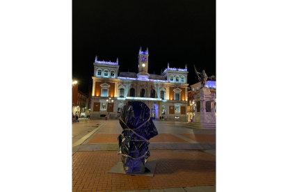 Estatuilla de Goya en la plaza Mayor de Valladolid antes de ser descubierta. -VAPROYECTA