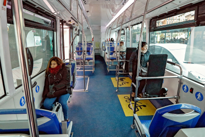 Autobús urbano de Valladolid con los dos espacios obligatorios para sillas de ruedas. J.M. LOSTAU