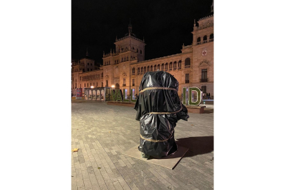 Estatuilla de Goya en la plaza Zorrilla de Valladolid antes de ser descubierta. -VAPROYECTA