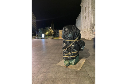 Estatuilla de Goya en la plaza de Portugalete de Valladolid antes de ser descubierta. -VAPROYECTA