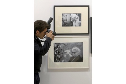 Un visitante fotografía imágenes  de Marilyn Monroe de la colección de Lola Garrido en el Herreriano-J.M. Lostau
