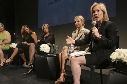 La senadora Kirsten Gillibrand (derecha) habla en un acto en favor de las mujeres, en junio del 2011.-AP / TINA FINEBERG