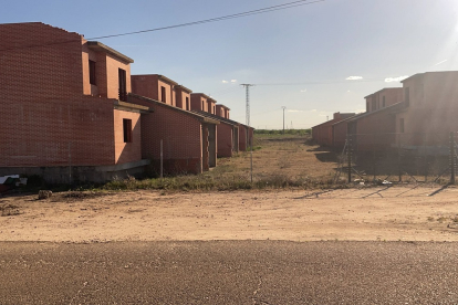 Chalets abandonados en Matapozuelos (Valladolid).- E. M.