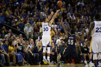 Curry lanza un triple en el partido ante New Orleans donde estableció un nuevo récord.-EZRA SHAW / AFP