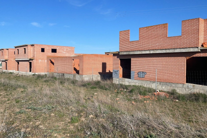 Chalets abandonados en Matapozuelos (Valladolid).- E. M.