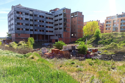 Edificio en construcción abandonado en Arroyo de la Encomienda (Valladolid).- E. M.