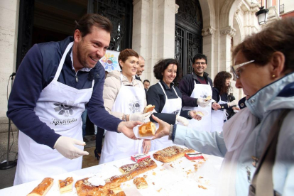 El alcalde Óscar Puente y concejales participan en el reparto del tradicional dulce de la Corona de San Pedro, organizada por la Asociación Provincial de Empresarios de Confitería de Valladolid y Fecosva.-ICAL