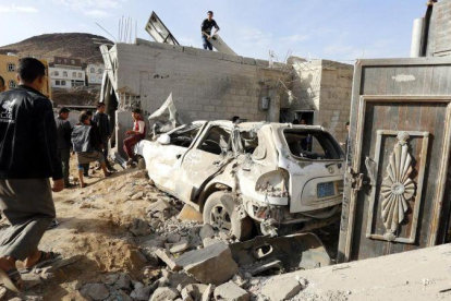Uno de los lugartes de Saná afectado por el ataque aéreo de la coalición liderada por Arabia Saudí.-EFE / YAHYA ARHAB