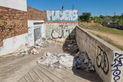 Chalets abandonados y vandalizados en Arroyo de la Encomienda (Valladolid).- PHOTOGENIC