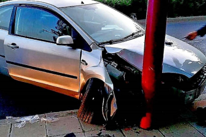 El coche que colisionó con una farola, cuyo conductor dio positivo en un control de alcoholemia.-EL MUNDO