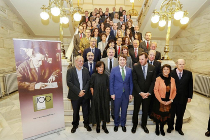 Alfonso Fernández Mañueco y Óscar Puente presiden la foto de familia en las escaleras del Ayuntamiento de Valladolid.-J. M. LOSTAU