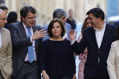 La vicepresidenta del gobierno en funciones, Soraya Sáez de Santamaría participa en un acto político y da un paseo por Salamanca.-ICAL