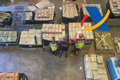Agentes inspeccionan el material intervenido en una de las fábricas de Valencia.-ICAL