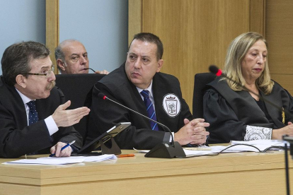 Los abogados de Roberto Hernández y Davinia Muñoz junto a la fiscal, ayer, en Burgos, en la sede del Tribunal de Justicia de Castilla y León.-ISRAEL L. MURILLO
