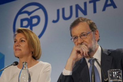 Mariano Rajoy y María Dolores de Cospedal, en la junta directiva nacional que puso fecha al congreso extraordinario del PP.-JOSE LUIS ROCA