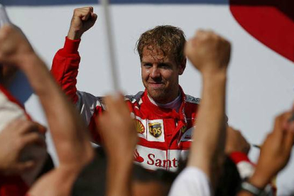El ganador, Sebastian Vettel, celebrando su victoria en el Gran Premio de F1 en Hungría.-Foto: REUTERS / LASZLO BALOGH