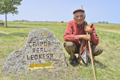Jesús Garzón, en los alrededores del río Cueza, en Palencia, junto a una de las piedras que señalizan la Cañada Real Leonesa, que pasa por allí.-ARGICOMUNICACIÓN