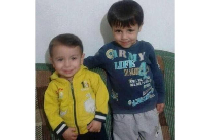 El niño sirio Aylan, de 3 años, y su hermano mayor Galip, de 5, ríen mientras juegan con un osito de peluche.-TWITTER