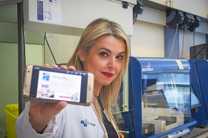 La microbióloga Marta Domínguez-Gil González en las instalaciones del Hospital Universitario Río Hortega de Valladolid.-MIGUEL ÁNGEL SANTOS / PHOTOGENIC