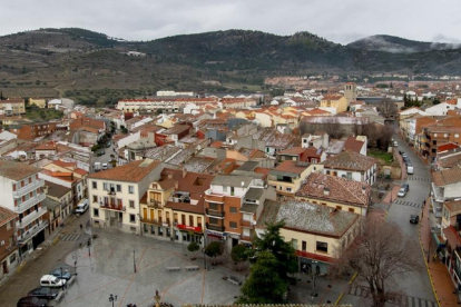 Vista aérea de la plaza de España y la avenida de la Constitución de Cebreros (Ávila).-LP