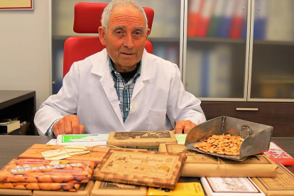 Teodoro Rodríguez muestra algunos de los chocolates que elabora la Superlativa.-J. L. C.