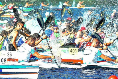 Participantes en el Gran Premio de Castilla y León de piragüismo, celebrado ayer en el Lago de Sanabria.-E. M.